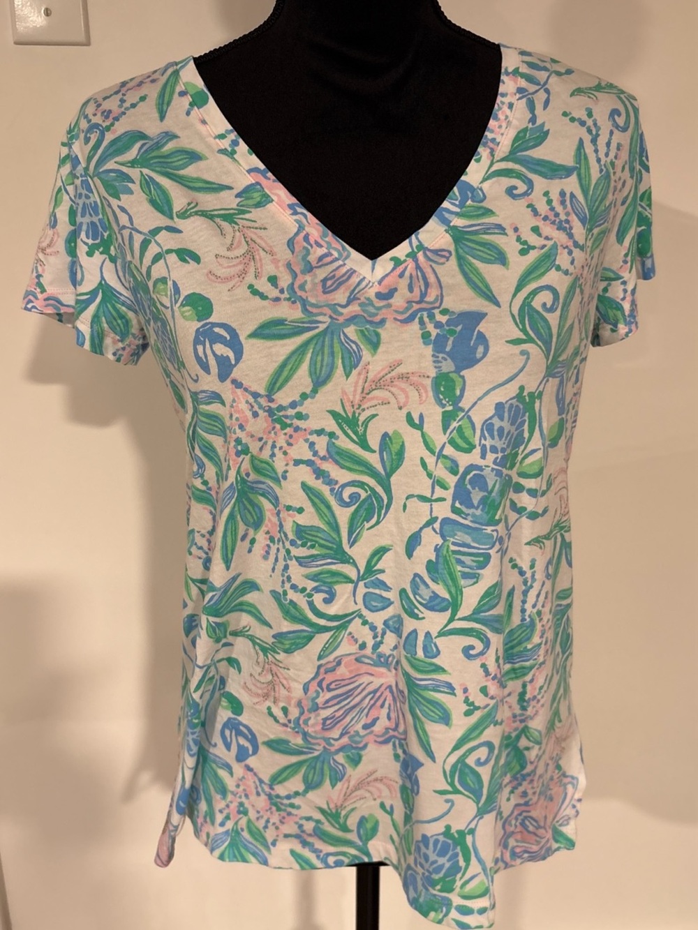 Lilly Pulitzer Pastel Floral V-Neck Tee in white, Blue, Green & Pink size small